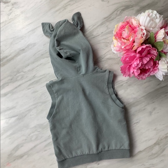 Adorable hooded vest with ears - Picture 2 of 2